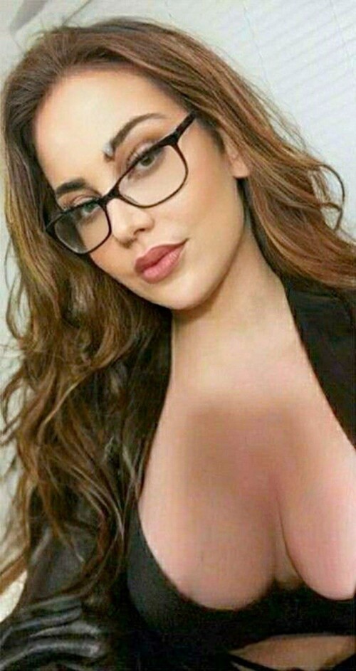 JenKowski_big_cleavageb13bb402ff429676.jpg